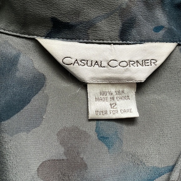 Casual Corner women’s silk floral button down blouse office workwear Size 12 - Picture 5 of 7